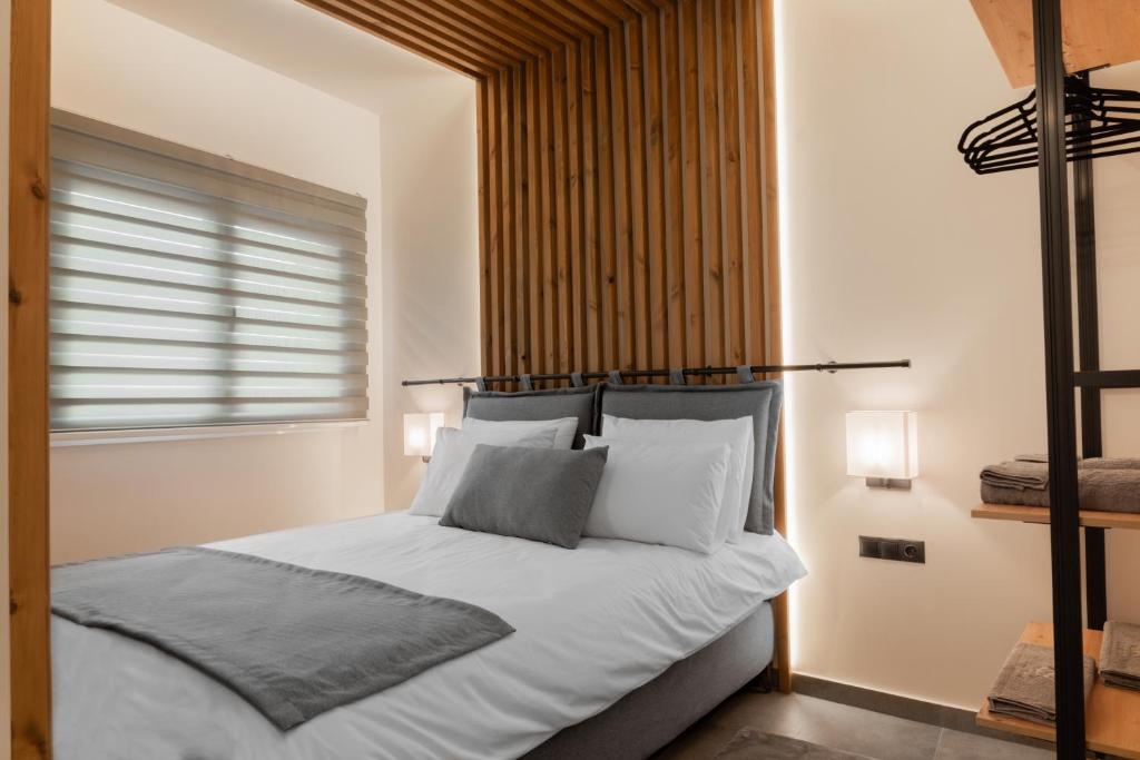 Υπνοδωμάτιο με ξύλινο slat headboard