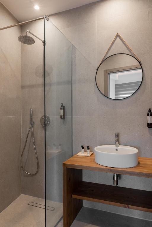 Μοντέρνο μπάνιο με rainfall shower